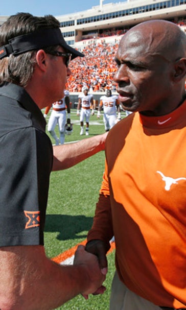 Texas' Strong, Oklahoma's Stoops need victory to calm fans